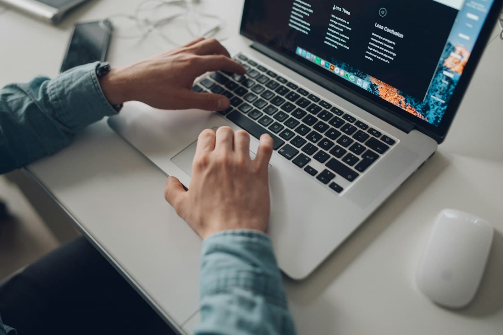 Dłonie na klawiaturze laptopa z otwartą stroną internetową